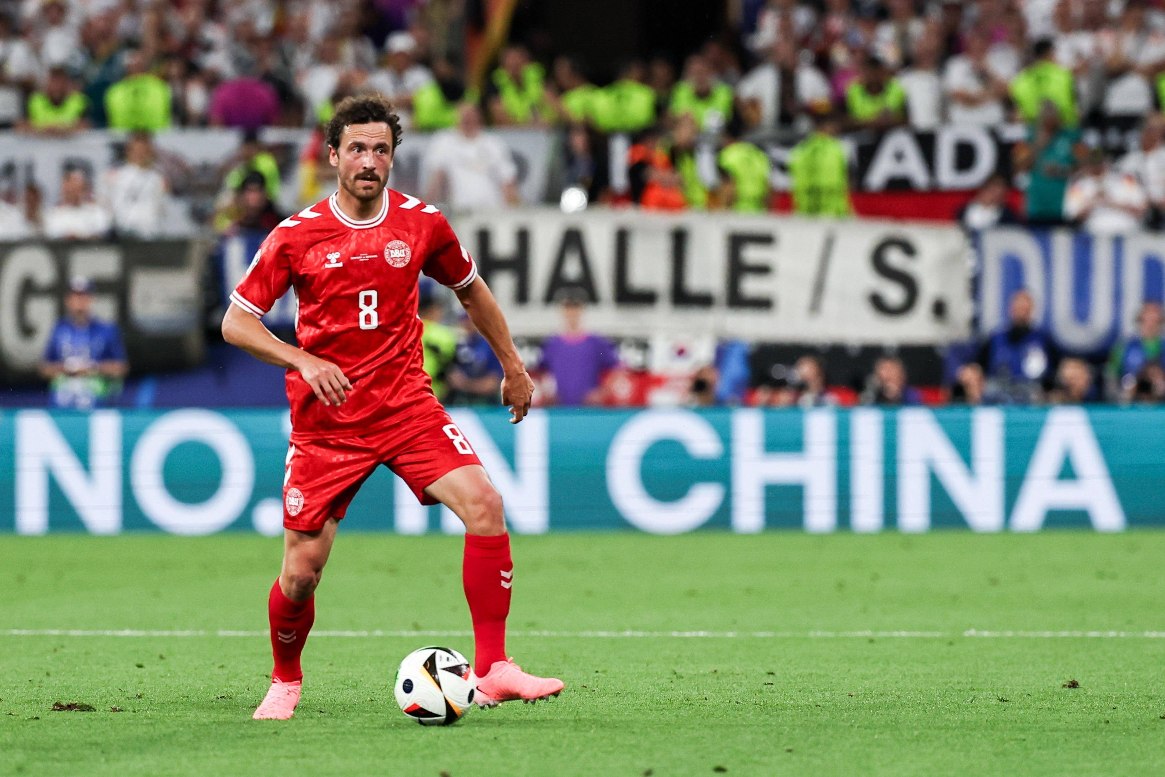 罗马尼亚队战胜奥斯曼杰克队，成功晋级欧洲杯正赛