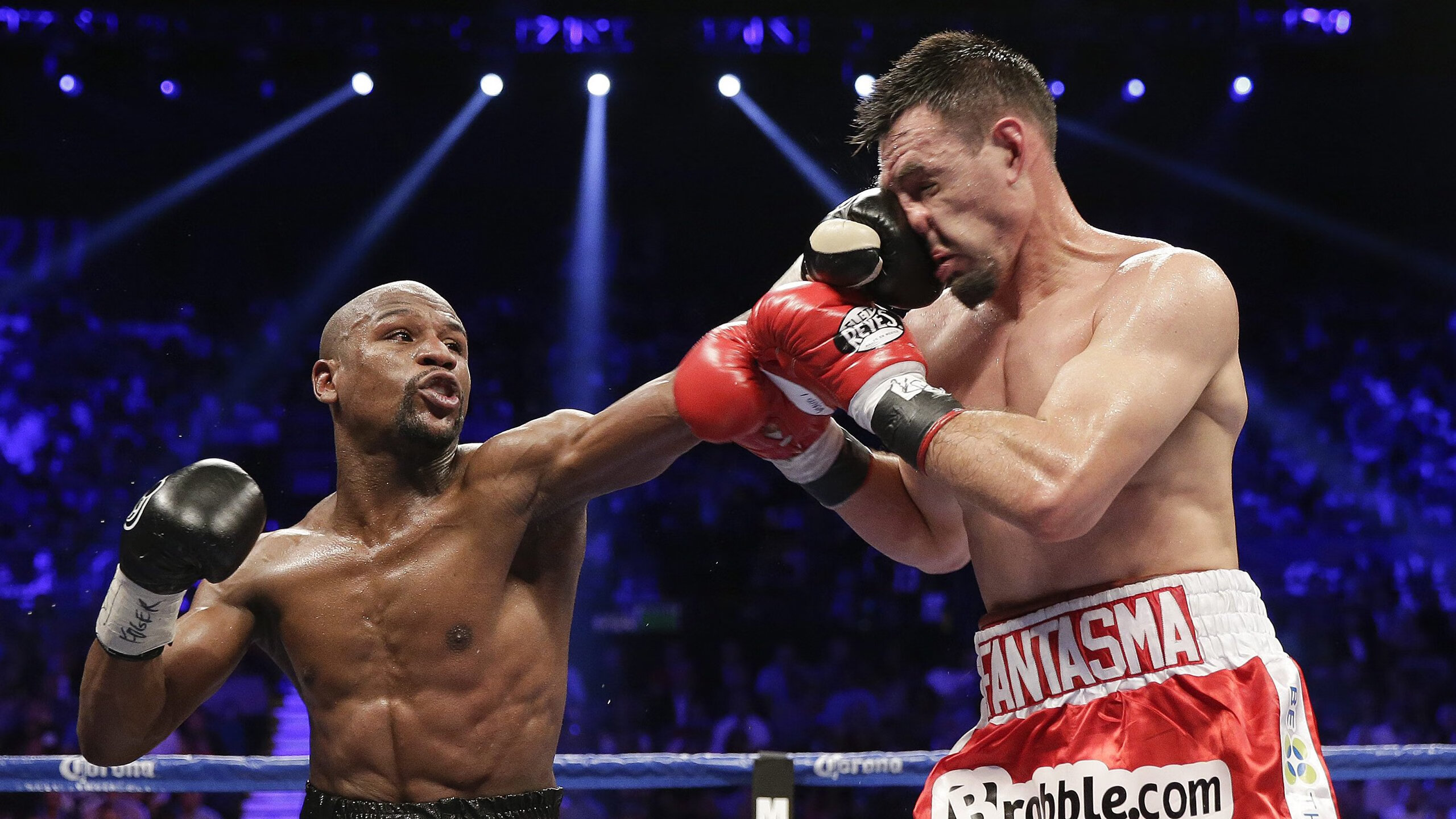 詹姆斯连续十二场比赛得分超过比赛规则变更,巴塞罗那不断突破!全场沸腾不已