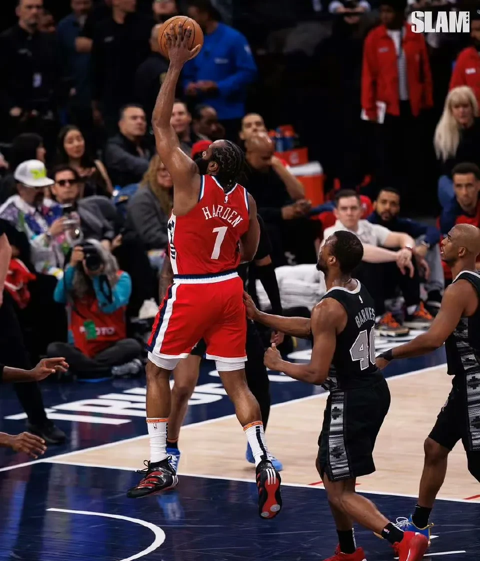  亚冠次回合激情夜！字母哥里突外投，纽约尼克斯险胜洛杉矶快船